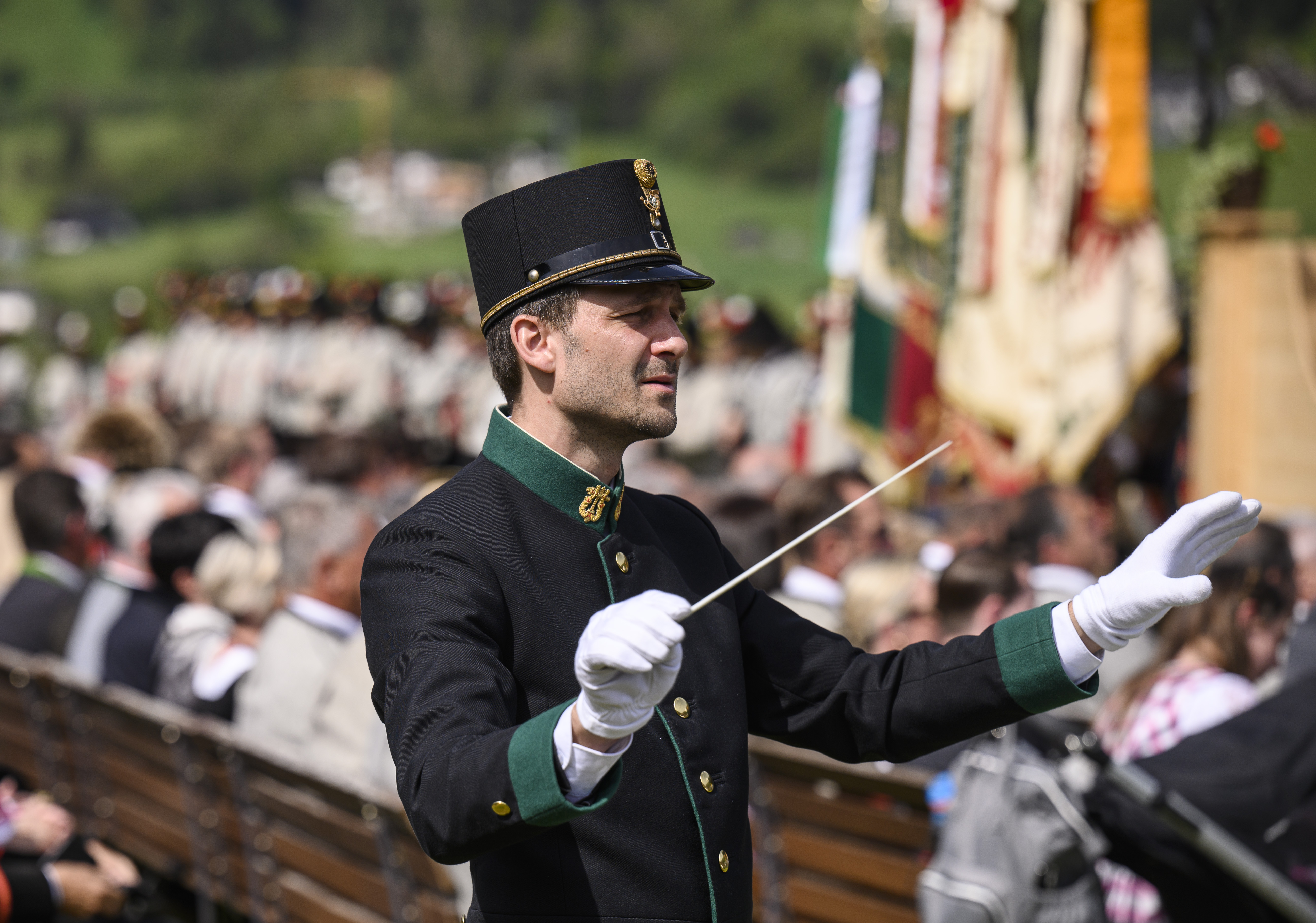Kpm Norbert Amon dirigiert Feldmesse beim Gauderfest Zell am Ziller